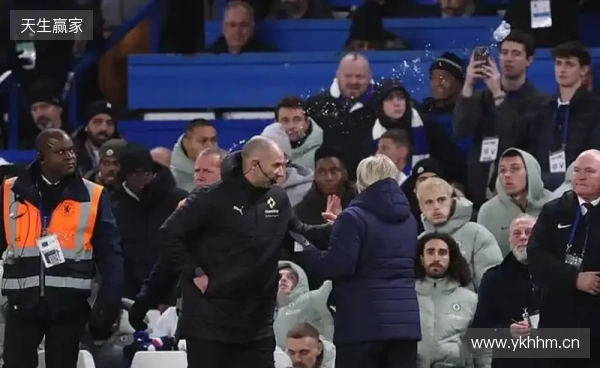 英足总官方:切尔西因球迷向场内投掷水瓶被罚款15万英镑 英足总官方:切尔西因球迷向场内投掷水瓶被罚款15万英镑