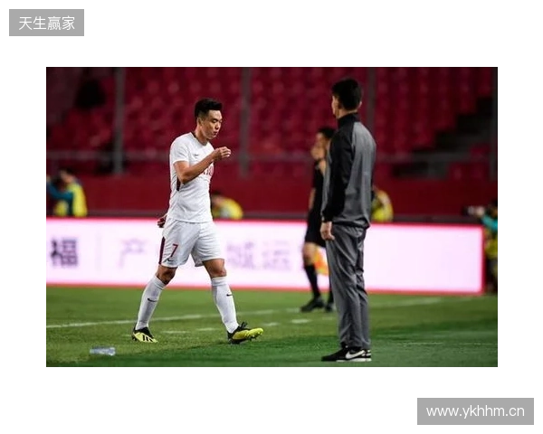 飞踹座椅染红！玉昆官方：门将教练米克尔造成恶劣影响，罚款2万